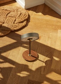 On The Move 20cm Gris oscuro portátil De Halo Design - On the Move es una lámpara de mesa portátil fabricada en plástico, metal y madera con elegantes detalles en nogal que combinan diseño moderno y clásico.