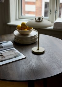 Stepp One-Two -Three 30cm Crema portátil De Halo Design - Esta lámpara de mesa portátil de metal de color crema con elegantes detalles de latón combina estilo y funcionalidad.