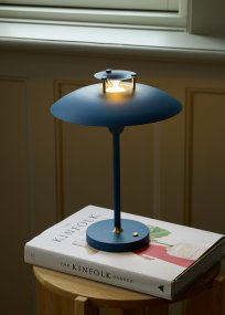 Stepp One-Two -Three 30cm Azul oscuro portátil De Halo Design - La lámpara tiene un regulador de intensidad de 3 niveles incorporado y proporciona una agradable luz blanca cálida.