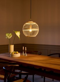 Stockholm Nordic Ø40 Naturaleza Lámpas de techo De Halo Design - La construcción abierta crea un interesante juego de luz en la habitación, mientras que los sutiles detalles de latón añaden un toque noble.
