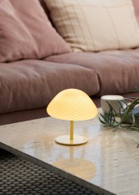 Mini Mush 17cm Crema lámpara de mesa De Halo Design - La exclusiva pantalla en forma de onda proporciona una distribuci&oacute;n de luz suave y agradable y es perfecta para crear un ambiente acogedor en cualquier habitaci&oacute;n.