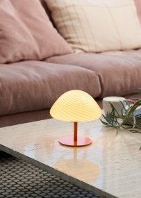 Mini Mush 17cm Naranja lámpara de mesa De Halo Design - La exclusiva pantalla en forma de onda proporciona una distribuci&oacute;n de luz suave y agradable y es perfecta para crear un ambiente acogedor en cualquier habitaci&oacute;n.