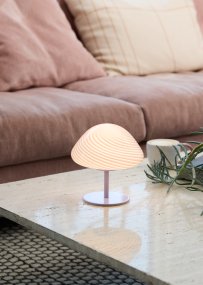 Mini Mush 17cm Púrpura lámpara de mesa De Halo Design - La exclusiva pantalla en forma de onda proporciona una distribución de luz suave y agradable y es perfecta para crear un ambiente acogedor en cualquier habitación.