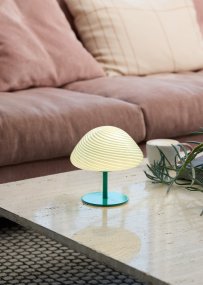 Mini Mush 17cm Turquesa lámpara de mesa De Halo Design - La exclusiva pantalla en forma de onda proporciona una distribución de luz suave y agradable y es perfecta para crear un ambiente acogedor en cualquier habitación.