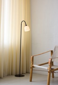 Glow 1 Negro lámpara de pie De Halo Design - La pantalla de cristal opalino garantiza una agradable distribución de la luz en la estancia y el brazo es móvil, por lo que puedes utilizar la lámpara tanto como lámpara de lectura como iluminación general decorativa.