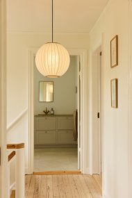 Balloon Ø40 Blanco cremoso Lámpas de techo De Halo Design - La pantalla, confeccionada en un tejido blanco crema similar al lino, crea una atmósfera cálida y natural en combinación con los elementos decorativos de madera maciza.