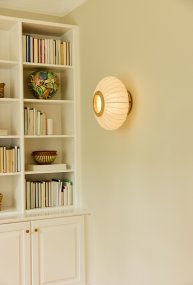 Balloon Ø40 Blanco cremoso plafón De Halo Design - Su pantalla redondeada y ligeramente aplanada, confeccionada en un tejido blanco cremoso similar al lino, se complementa con elementos decorativos de madera maciza, aportando un aspecto cálido y armonioso.
