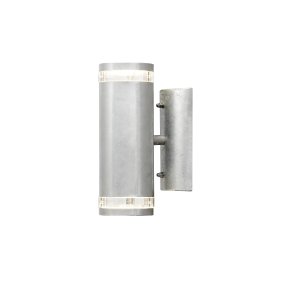 Modena II Galvanizado De Konstsmide - La luz se dirige tanto hacia arriba como hacia abajo, creando un patr&oacute;n de iluminaci&oacute;n decorativo y llamativo que realza la fachada y aporta un ambiente acogedor al jard&iacute;n.