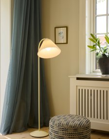 Medina Blanco cremoso lámpara de pie De Halo Design - Su estructura metálica en blanco crema se complementa con una preciosa pantalla de tela plisada del mismo color y detalles decorativos de latón.