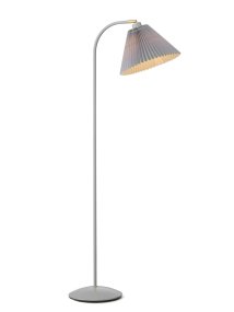 Medina Gris lámpara de pie De Halo Design - La estructura de metal gris se complementa con una hermosa pantalla de tela plisada del mismo color y detalles decorativos de latón.