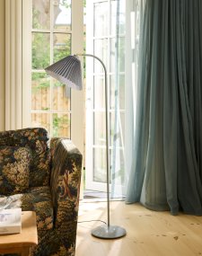 Medina Gris lámpara de pie De Halo Design - La estructura de metal gris se complementa con una hermosa pantalla de tela plisada del mismo color y detalles decorativos de latón.