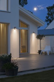 Modena Plata lámpara de exterior De Konstsmide - Asegure su hogar con esta elegante luz de fachada de acero inoxidable, equipada con un práctico detector de movimiento.