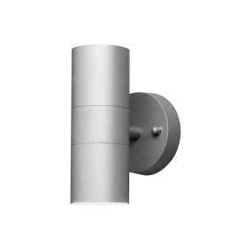 Modena Gris De Konstsmide - La luminaria emite luz tanto hacia arriba como hacia abajo, creando un efecto de iluminaci&oacute;n decorativa que realza la fachada y fomenta un ambiente exterior acogedor.