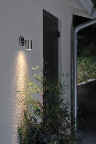 Modena Inoxidable De Konstsmide - Con su dise&ntilde;o redondo y su luz directa, es ideal para crear una atm&oacute;sfera sofisticada en zonas de entrada y zonas de paso.