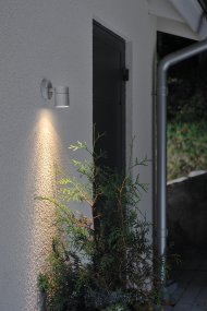 Modena Gris De Konstsmide - Modena es una elegante l&aacute;mpara de fachada fabricada en aluminio lacado gris con un dise&ntilde;o moderno y minimalista.