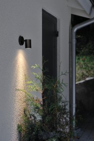 Modena Negro De Konstsmide - Modena es una elegante l&aacute;mpara de fachada fabricada en aluminio lacado en negro con un dise&ntilde;o moderno y minimalista.
