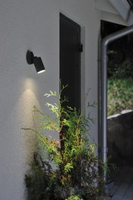 Modena Negro lámpara de exterior De Konstsmide - Con su diseño redondo y su luz directa, es ideal para crear una atmósfera sofisticada en zonas de entrada y zonas de paso.