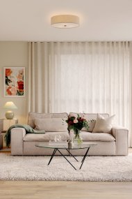 Noah Ø35 Beige plafón De Globen Lighting - Presenta detalles de lat&oacute;n pulido, una tela con estampado vibrante y un protector antideslumbrante blanco en la parte inferior para crear una luz agradable.