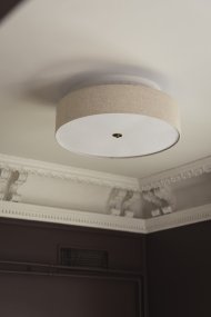 Noah Ø65 Beige De Globen Lighting - Presenta detalles en lat&oacute;n pulido, un vibrante estampado y un difusor blanco en la base para una luz agradable.