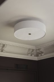 Noah Ø65 Blanco plafón De Globen Lighting - La elegante y decorativa lámpara de techo Noah está elaborada artesanalmente en lino blanco y cautiva por su hermosa y vibrante forma.
