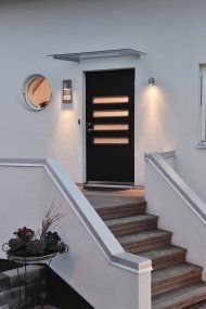 Modena Plata lámpara de exterior De Konstsmide - Esta luz de fachada con placa de número de casa ofrece una combinación perfecta de estilo y funcionalidad.