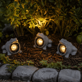 Amalfi Ranas Gris De Konstsmide - El conjunto consta de tres ranas decorativas con luces LED integradas que emiten una luz blanca c&aacute;lida y suave, perfecta para crear un ambiente acogedor en el jard&iacute;n, junto al estanque o en el patio.