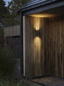 Temi Negro lámpara de exterior De Konstsmide - Crea una soluci&oacute;n de iluminaci&oacute;n elegante y moderna en tu fachada con este aplique de pared negro que ilumina tanto hacia arriba como hacia abajo.