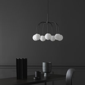 Waterfall Ø50 Negro Lámpas de techo De CO Bankeryd - La lámpara de techo queda muy bien encima de una mesa de comedor en la cocina o el comedor y se convierte en un elemento atractivo, sencillo y moderno en la estancia.