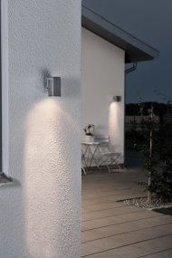 Monza Plata lámpara de exterior De Konstsmide - Con su diseño en forma de cubo y su luz directa, es ideal para crear una atmósfera sofisticada en zonas de entrada y zonas de paso.