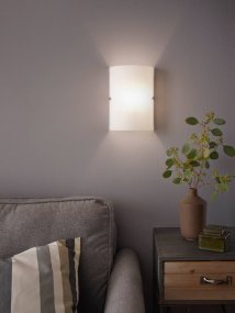 Troy 18cm Blanco lámpara de pared De Eglo - Esta elegante l&aacute;mpara de pared combina un dise&ntilde;o minimalista con una forma cil&iacute;ndrica cl&aacute;sica de vidrio.