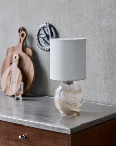 Hite 44cm Blanquecino lámpara de mesa De House Doctor - Su base redonda de vidrio est&aacute; adornada con un hermoso dise&ntilde;o en espiral de color blanco crema, lo que hace que cada pieza sea &uacute;nica y le da a la l&aacute;mpara un aspecto vibrante.