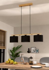 Castralvo 97cm Naturaleza De Eglo - Esta lámpara colgante combina tres pantallas negras con una base de madera clara, creando un ambiente armonioso y moderno.