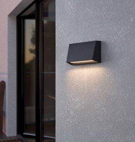 Spongano Negro lámpara de exterior De Eglo - Esta lámpara de pared tiene una carcasa cuadrada de aluminio en color negro y una pantalla de plástico transparente.