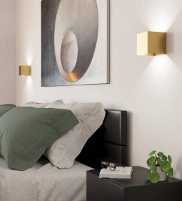 Valmontone 10cm Latón cepillado lámpara de pared De Eglo - Esta lámpara de pared combina un elegante diseño de cubo con un elegante acabado de latón dorado cepillado para crear una atmósfera moderna y sofisticada.