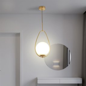 Avalon Ø23 Oro Lámpas de techo De Searchlight - Cuelgue esta elegante lámpara de techo con un diseño clásico en cualquier lugar de su hogar: el vidrio opalino redondo combinado con el acabado dorado crea un brillo suave y cálido que es perfecto para el pasillo, la sala de estar o sobre una escalera.