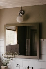 Alley 20cm Cromo/blanco lámpara de baño De Globen Lighting - Alley se integra perfectamente en la pared del baño o la cocina y cuenta con certificación IP44.