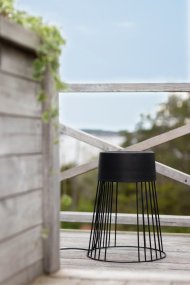 Koster Negro De Globen Lighting - La l&aacute;mpara est&aacute; hecha de metal negro y cuenta con un cable negro de 500 cm de largo que puede soportar temperaturas de hasta -40 &deg;C.