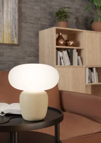 Cahuama 30cm Marrón claro De Eglo - Esta elegante l&aacute;mpara de mesa combina una base de cer&aacute;mica marr&oacute;n claro con una pantalla blanca suavemente redondeada, creando una sensaci&oacute;n armoniosa y discreta.