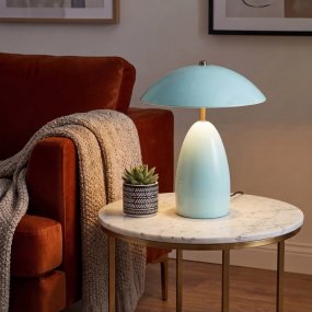 Poppy 35cm azul claro De Elstead Lighting - Poppy es una l&aacute;mpara de mesa decorativa con suaves curvas y una pantalla brillante con detalles de lat&oacute;n.