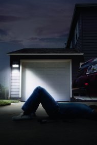 Flood Double Sensor 2W Gris oscuro lámpara solar De Ledvance - El sensor de movimiento PIR incorporado y el sensor de luz diurna encienden autom&aacute;ticamente la l&aacute;mpara cuando se detecta movimiento en la oscuridad, lo que garantiza la seguridad y la eficiencia energ&eacute;tica.