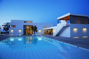 Glow Sensor Gris oscuro lámpara solar De Ledvance - El sensor de movimiento PIR incorporado y el sensor de luz diurna encienden automáticamente la lámpara cuando se detecta movimiento en la oscuridad, lo que garantiza la seguridad y la eficiencia energética.