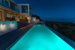 Tossa Sensor Negro lámpara solar De Ledvance - El sensor de movimiento PIR incorporado y el sensor de luz diurna encienden automáticamente la lámpara cuando se detecta movimiento en la oscuridad, lo que garantiza la seguridad y la eficiencia energética.