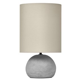 Impact 38cm Gris lámpara de mesa De Osram - Lampfoten i betong och den beiga sk&auml;rmen skapar ett jordn&auml;ra intryck och ger en fin ljusspridning.