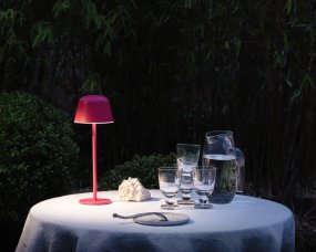 Table USB 30cm Magenta portátil De Ledvance - Ofrece una temperatura de color ajustable (2700 K, 4000 K, 6500 K) para crear la atmósfera adecuada y tiene una función de memoria que guarda la última configuración de brillo.