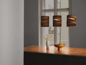 Cardboard Cylinder 83cm Marrón Lámpas de techo De Ledvance - Las pantallas, realizadas a partir de varias capas de cartón, crean un hermoso juego de luz en la habitación cuando están iluminadas y contribuyen a una atmósfera cálida y natural.