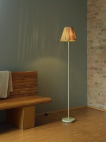 Raffia Naturaleza lámpara de pie De Ledvance - La pantalla de palma de rafia combinada con el metal verde le da a la estancia un ambiente cálido y natural.
