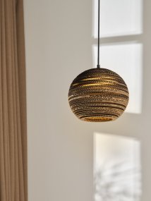 Cardboard Ball Ø26 Marrón Lámpas de techo De Ledvance - La pantalla redonda hecha de varias capas de cartón crea un hermoso juego de luz en la habitación cuando está iluminada y contribuye a una atmósfera cálida y natural.