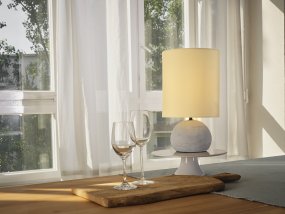 Impact 38cm Gris lámpara de mesa De Osram - Lampfoten i betong och den beiga sk&auml;rmen skapar ett jordn&auml;ra intryck och ger en fin ljusspridning.
