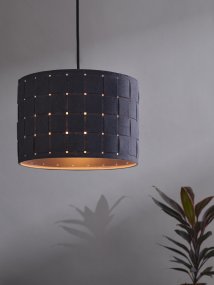 Felt Weaving Ø28 Gris oscuro Lámpas de techo De Ledvance - Dekorativ pendel med sk&auml;rm gjord av fl&auml;tad filt vilket ger en fin och varm ljusspridning i rummet.