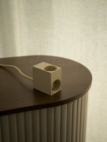 Cuboid Marfil perlado De Kord - Diversas opciones de montaje: Fije la regleta directamente a superficies met&aacute;licas con los laterales magn&eacute;ticos, utilice el soporte incluido con superficie de fricci&oacute;n para una colocaci&oacute;n estable sobre la mesa o m&oacute;ntela en la pared con cinta adhesiva 3M para una toma discreta y de f&aacute;cil acceso.